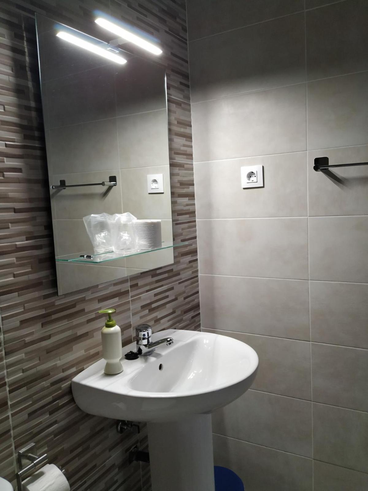 Hostal Cuatro Torres Madrid Kültér fotó